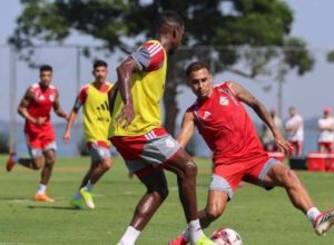 inter-volta-a-treinar-e-tem-duvida-na-lateral-esquerda-para-o-gre-nal