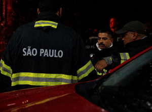 incendio-atinge-fabrica-de-mesas-de-sinuca-no-bras-e-mobiliza-dezenas-de-bombeiros