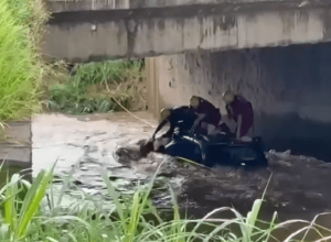 mulher-desaparece-apos-carro-cair-em-corrego-durante-temporal-em-piracicaba-(sp)