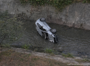 carro-capota-e-cai-em-corrego-na-avenida-jacu-pessego,-na-zona-leste-de-sao-paulo