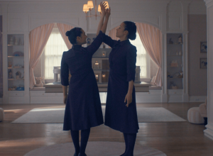 “voce-precisa-mudar-de-perspectiva”,-diz-roteirista-sobre-“os-testamentos”