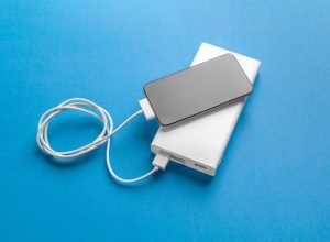 power-bank:-por-que-e-proibido-despachar-carregadores-portateis-em-voos?