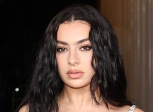 charli-xcx-diz-que-pretende-usar-seu-vestido-de-noiva-muitas-vezes