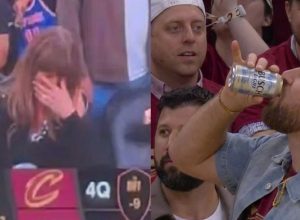 taylor-swift-se-diverte-com-“virada-de-cerveja”-de-travis-kelce-na-nba