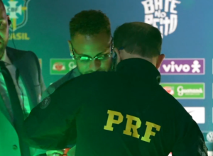 agente-da-prf-pede-autografo-de-neymar-durante-embarque-da-selecao-para-a-copa