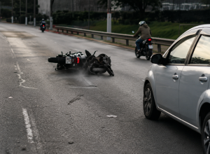 motociclista-cai-na-marginal-tiete-enquanto-filmava-passeio