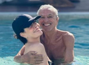caetano-veloso-posta-momento-romantico-na-piscina-com-a-esposa