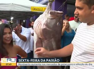 homem-tira-aliancas-da-boca-de-peixe-e-pede-noiva-em-casamento-ao-vivo