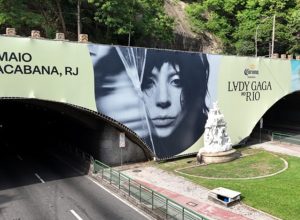 mega-painel-de-lady-gaga-e-instalado-em-tunel-no-rio-de-janeiro
