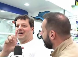 “faz-o-l”:-homem-protesta-ao-vivo-durante-reportagem-da-globo