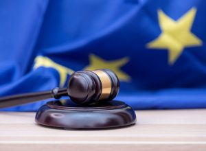 europa-adia-multa-a-apple-e-meta-enquanto-negocia-acordo-com-eua