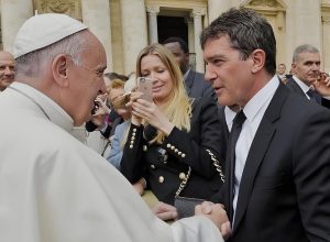 antonio-banderas-lamenta-a-morte-do-papa-francisco:-“descanse-em-paz”