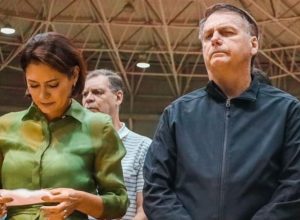 bolsonaro-tem-titulo-honorario-rejeitado-em-pernambuco,-mas-michelle-ganha-comenda-em-goias