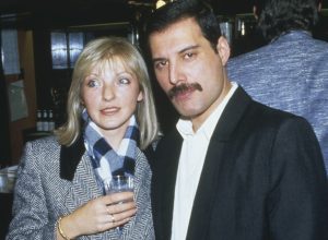 freddie-mercury:-leilao-causou-“guerra”-entre-familiares-e-ex-namorada